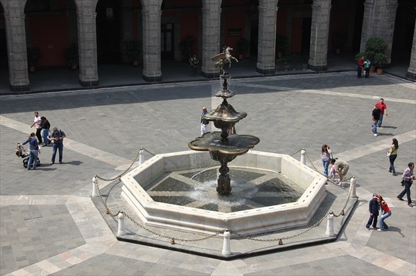 059-Национальный дворец, фонтан во дворе